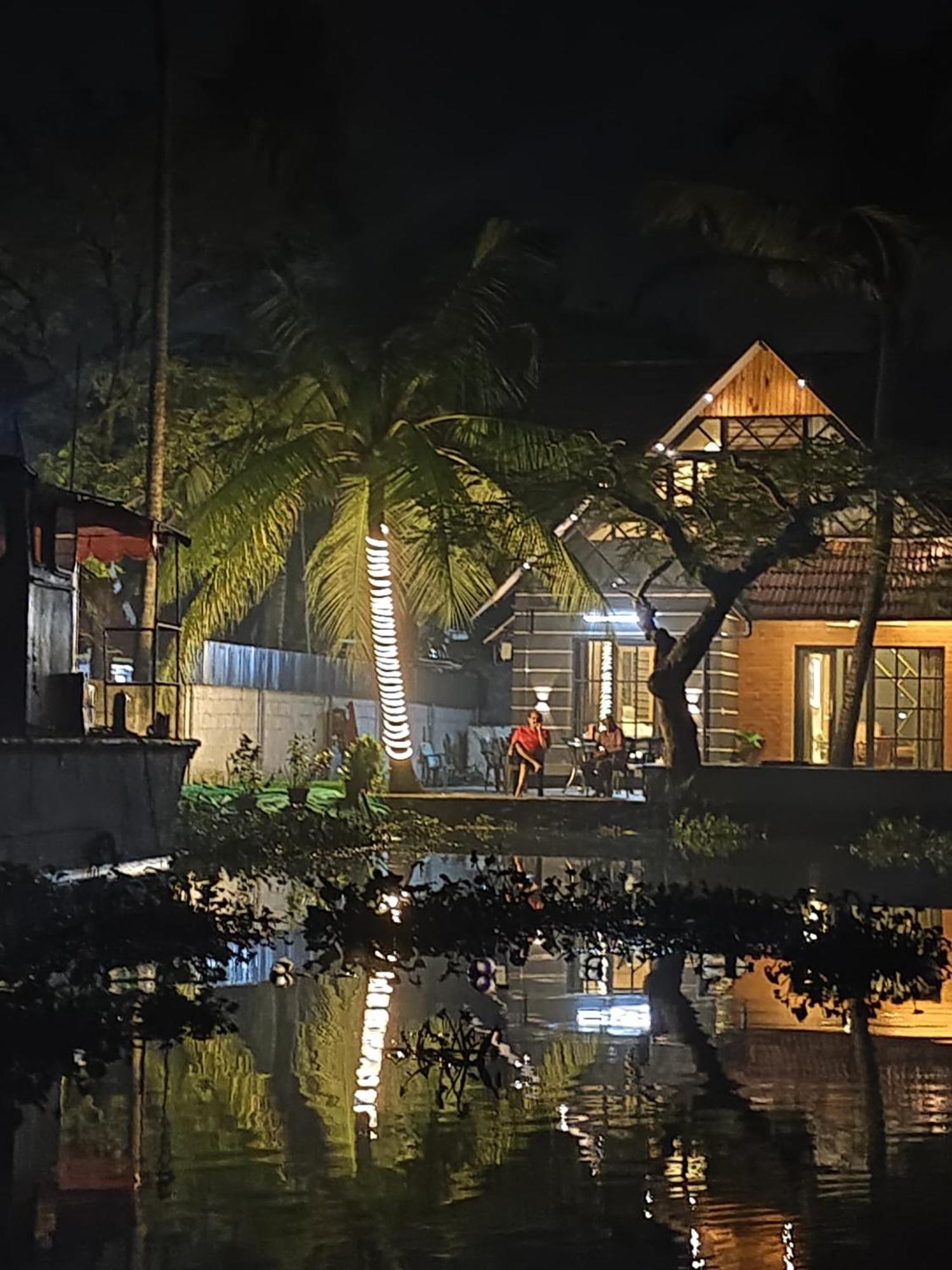 Marina Lounge Hotel Kochi Exterior photo
